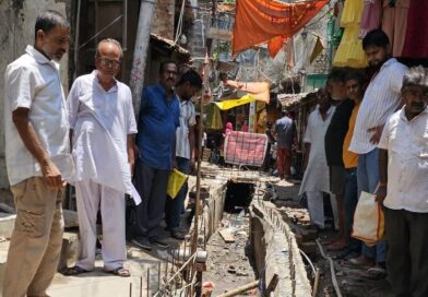दलसिंहसराय के छोटी गुदरी में नाला निर्माण में अनियमितता का आरोप, दुकानदारों ने इओ से की शिकायत