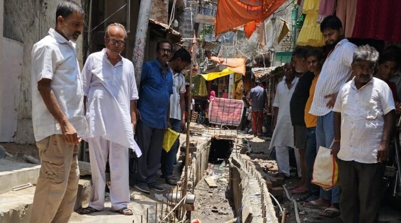 दलसिंहसराय के छोटी गुदरी में नाला निर्माण में अनियमितता का आरोप, दुकानदारों ने इओ से की शिकायत