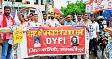 शिक्षा मंत्री का पुतला दहन किया:युवाओं ने अनशन के समर्थन में जुलूस निकालकर इस्तीफे की मांग