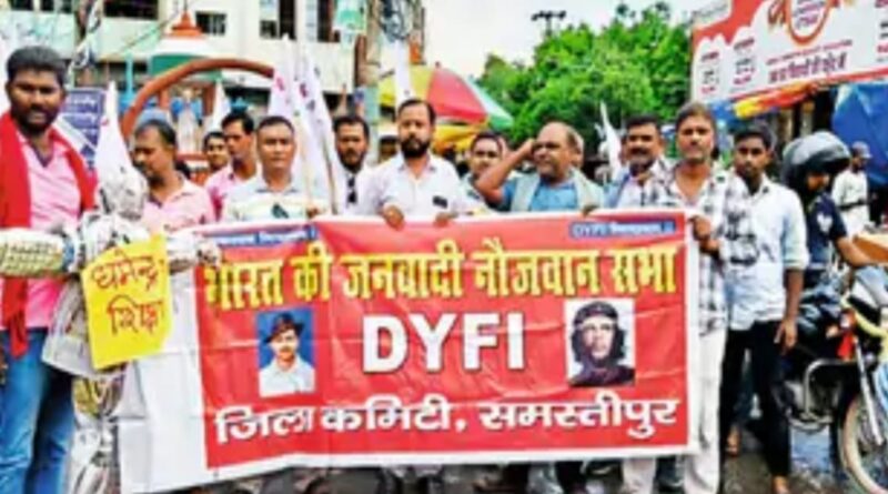 शिक्षा मंत्री का पुतला दहन किया:युवाओं ने अनशन के समर्थन में जुलूस निकालकर इस्तीफे की मांग