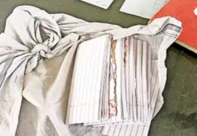 बैंक के बाहर बड़ी ठगी:बदमाशों ने पिस्तौल दिखाकर उड़ाए पचास हजार रुपये,कागज का बंडल थमाया 