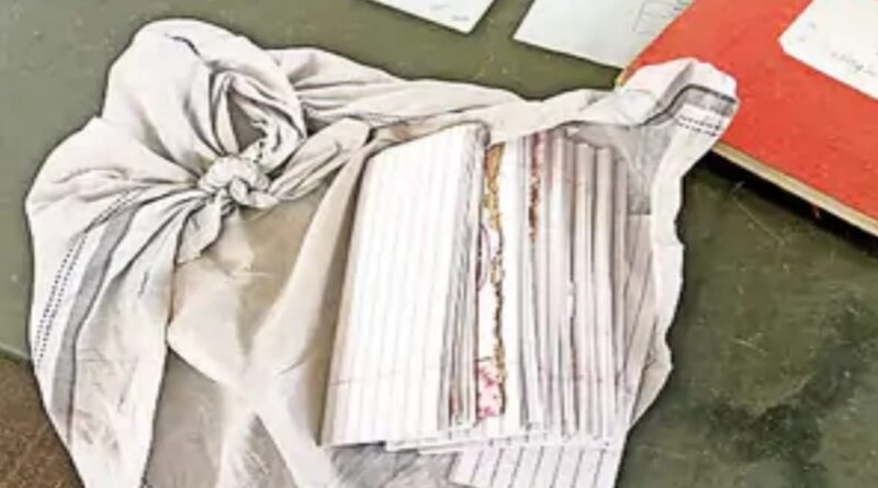बैंक के बाहर बड़ी ठगी:बदमाशों ने पिस्तौल दिखाकर उड़ाए पचास हजार रुपये,कागज का बंडल थमाया 