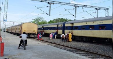 सिंघियाघाट स्टेशन पर 7 महीने से खड़ा निष्क्रिय रैक, यात्रियों को कूदकर उतरना पड़ रहा