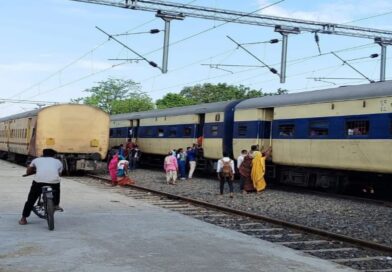 सिंघियाघाट स्टेशन पर 7 महीने से खड़ा निष्क्रिय रैक, यात्रियों को कूदकर उतरना पड़ रहा