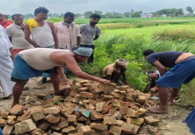 बारिश में टूटी सड़क, ग्रामीणों ने खुद शुरू किया मरम्मत अभियान
