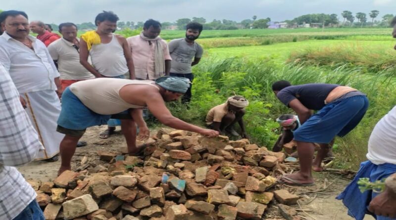 बारिश में टूटी सड़क, ग्रामीणों ने खुद शुरू किया मरम्मत अभियान