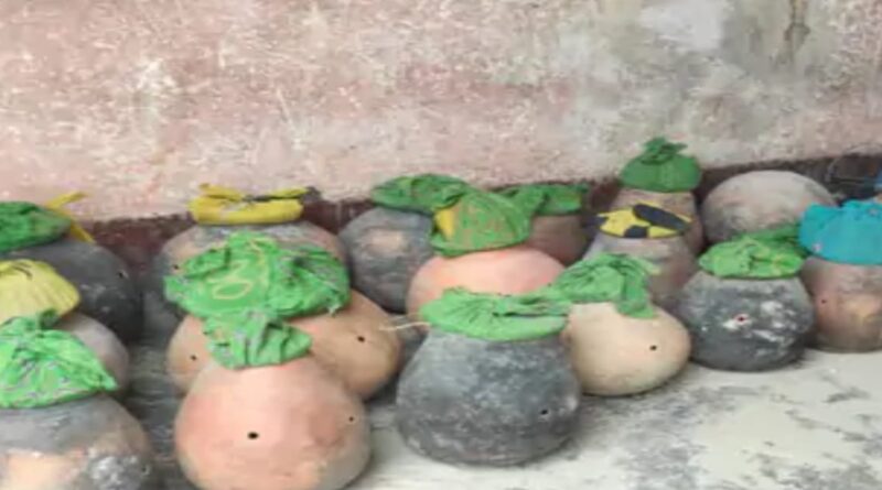 विभूतिपुर में दुर्लभ प्रजाति के सांप पकड़ने का मामला:सपेरों पर लोगों ने की कार्रवाई की मांग