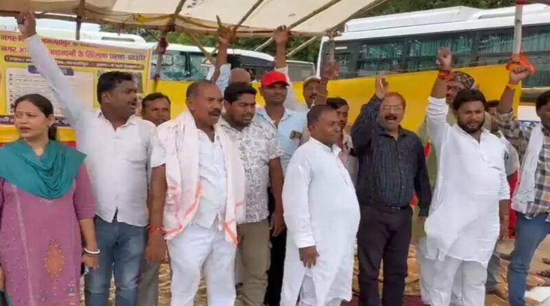 समस्तीपुर में धरने पर बैठे वार्ड पार्षद:छोटी योजना टेंडर से कराए जाने का विरोध