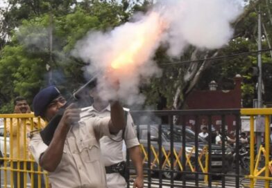 पटना में छात्रों पर आंसू गैस और लाठीचार्ज, विधानसभा का गेट बंद,6 घंटे तक झड़प