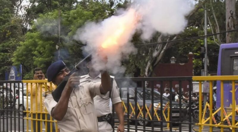 पटना में छात्रों पर आंसू गैस और लाठीचार्ज, विधानसभा का गेट बंद,6 घंटे तक झड़प