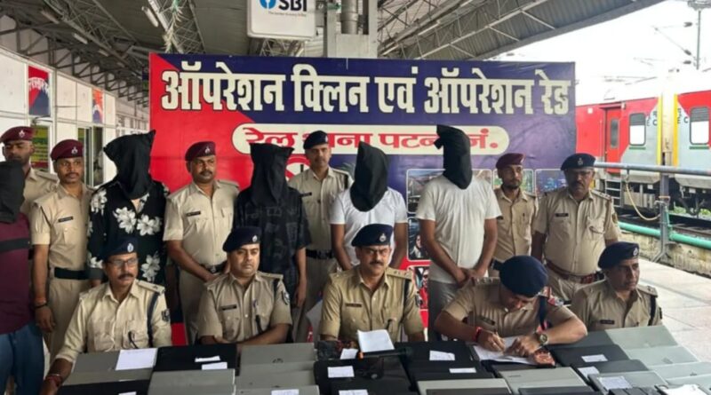 पटना जंक्शन पर लैपटॉप चोरी करने वाले गिरोह का भंडाफोड़, 50 लैपटॉप समेत 5 गिरफ्तार
