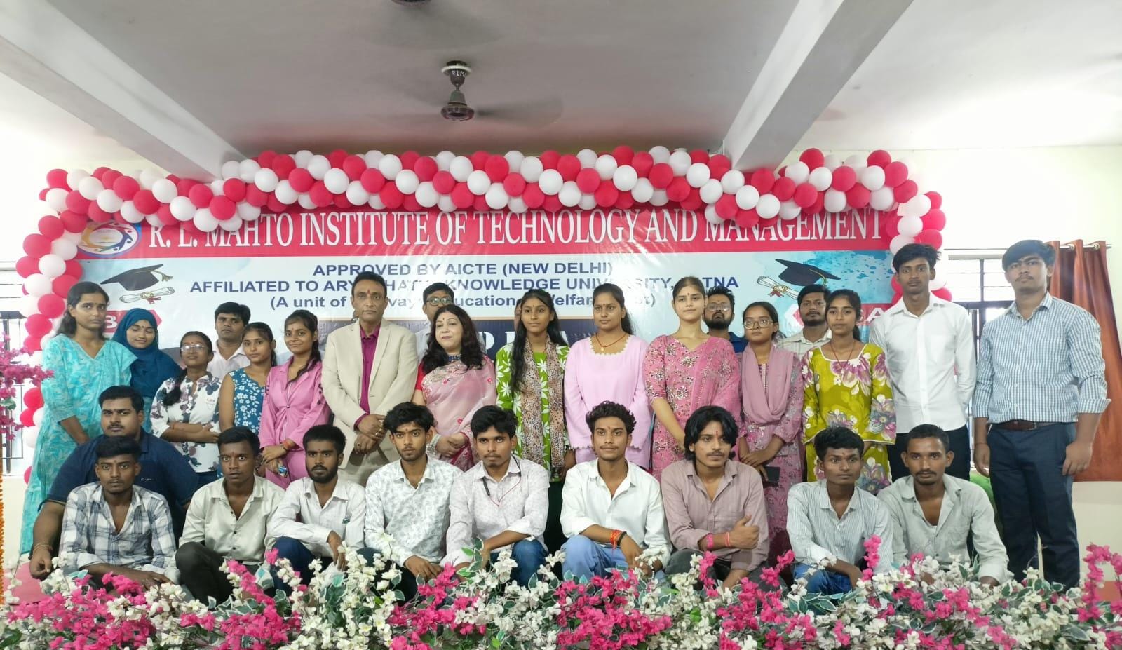 आरएल महतो कॉलेज में प्रथम बैच का सत्रारम्भ, स्वागत समारोह में नवप्रशिक्षुओं का हुआ भव्य अभिनंदन