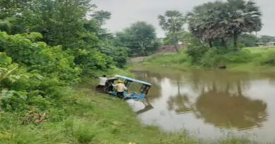 समस्तीपुर में ई-रिक्शा गड्ढे में पलटा:चालक गंभीर रूप से घायल