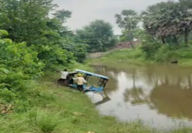 समस्तीपुर में ई-रिक्शा गड्ढे में पलटा:चालक गंभीर रूप से घायल