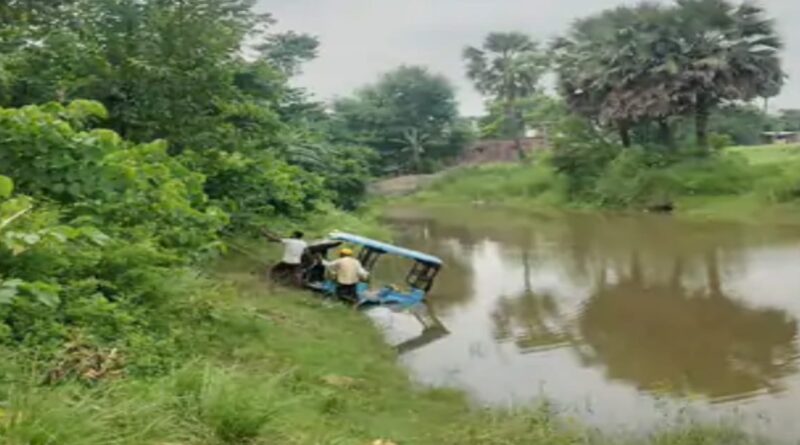 समस्तीपुर में ई-रिक्शा गड्ढे में पलटा:चालक गंभीर रूप से घायल