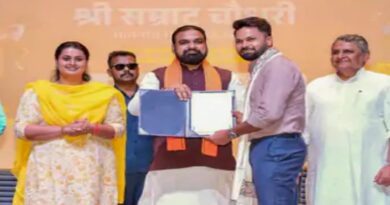 क्रिकेटर मुकेश कुमार व आकाशदीप डीएसपी बने, मुख्यमंत्री ने नियुक्ति पत्र दिया