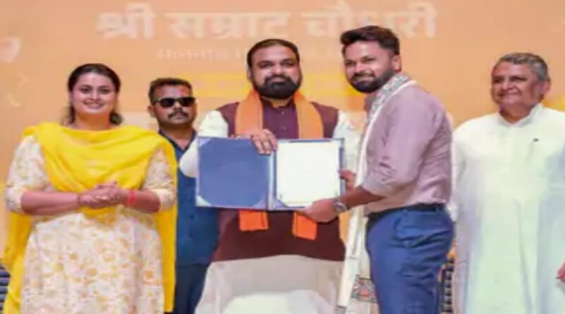 क्रिकेटर मुकेश कुमार व आकाशदीप डीएसपी बने, मुख्यमंत्री ने नियुक्ति पत्र दिया