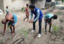 सड़क निर्माण में देरी पर ग्रामीणों ने सड़क पर की धान की रोपनी