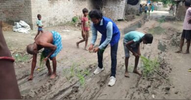 सड़क निर्माण में देरी पर ग्रामीणों ने सड़क पर की धान की रोपनी