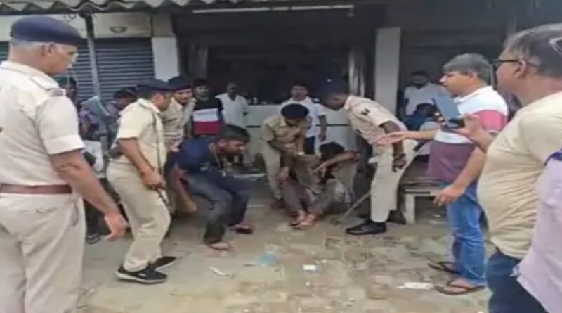 हाजीपुर में चेन छीनते युवक पकड़ा गया:लोगों ने जमकर की धुनाई