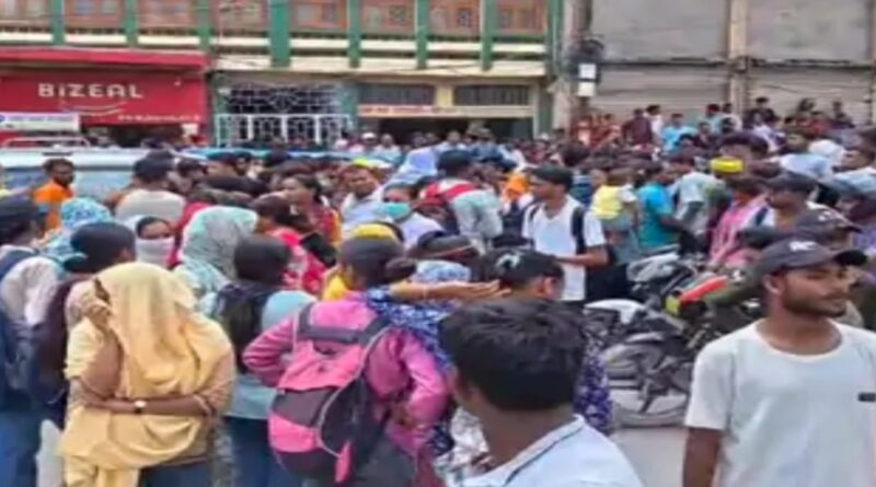 समस्तीपुर BRB कॉलेज में प्रैक्टिकल परीक्षा रद्द पर छात्रों का हंगामा:दरभंगा-पटना हाईवे जाम
