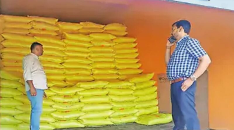 कालाबाजारी:गांवों में मनमाने दाम पर खाद बेच रहे दुकानदार, किसान परेशान 
