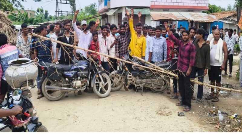 नशे और अवैध शराब के कथित कारोबार के विरोध में युवाओं ने 5 घंटे किया सड़क जाम