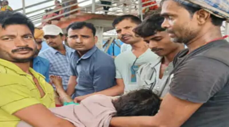साहेबपुरकमाल स्टेशन पर महिला की ट्रेन से कटकर मौत:चलती ट्रेन से उतरते दौरान हादसा