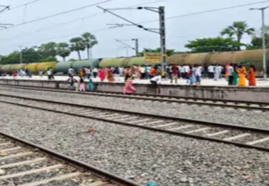 विद्यापति धाम स्टेशन पर मालगाड़ी पर चढ़े श्रद्धालु की हाईटेंशन तार से झुलसकर मौत,मची अफरा तफरी 
