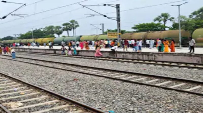 विद्यापति धाम स्टेशन पर मालगाड़ी पर चढ़े श्रद्धालु की हाईटेंशन तार से झुलसकर मौत,मची अफरा तफरी 