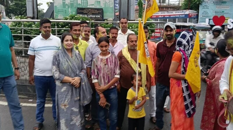 बांकीपुर उपचुनाव में जन सुराज की जीत पर समस्तीपुर में जश्न,बांटी मिठाई