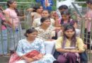 कॉलेज में खराब खाना परोसे जाने से स्टूडेंट्स नाराज: छात्राएं अंबेडकर प्रतिमा के पास धरने पर बैठी