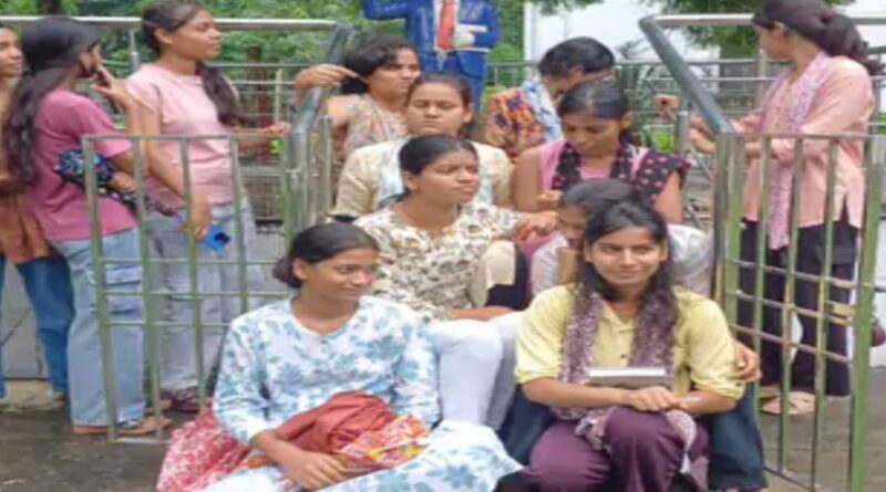 कॉलेज में खराब खाना परोसे जाने से स्टूडेंट्स नाराज: छात्राएं अंबेडकर प्रतिमा के पास धरने पर बैठी