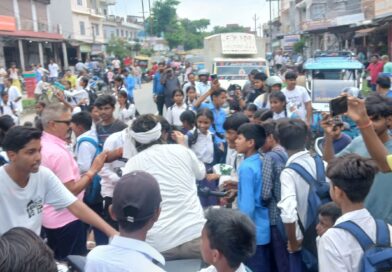 विद्यालय शिफ्टिंग के विरोध में बालिका विद्यालय की छात्राओं ने किया NH 722 जाम 