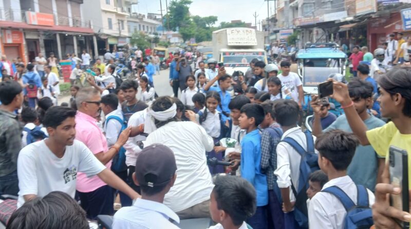 विद्यालय शिफ्टिंग के विरोध में बालिका विद्यालय की छात्राओं ने किया NH 722 जाम 