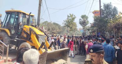 समस्तीपुर में थानेश्वर मंदिर के पास अतिक्रमण हटा:दुकानदार बोले-बिना व्यवस्था हटाना ठीक नहीं