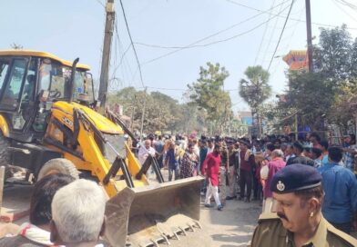 समस्तीपुर में थानेश्वर मंदिर के पास अतिक्रमण हटा:दुकानदार बोले-बिना व्यवस्था हटाना ठीक नहीं