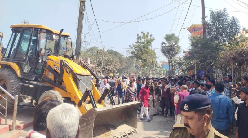 समस्तीपुर में थानेश्वर मंदिर के पास अतिक्रमण हटा:दुकानदार बोले-बिना व्यवस्था हटाना ठीक नहीं