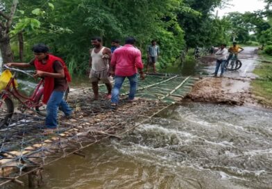 ग्रामीणों ने चंदा कर खुद बनाया चचरी पुल:गायघाट में बाढ़ से टूटी सड़क, सरकारी मदद नहीं मिला
