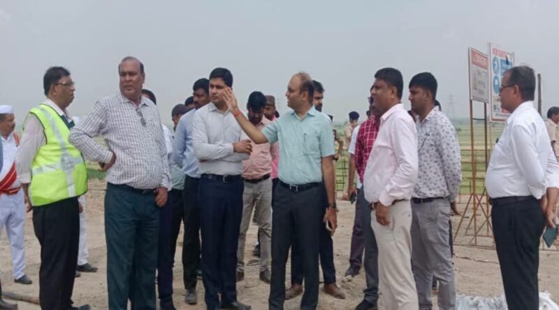 ताजपुर-बख्तियारपुर परियोजना का डीएम ने किया निरीक्षण,तेजी लाने का निर्देश