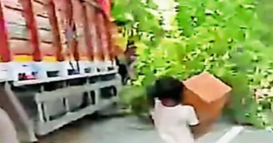 समस्तीपुर NH-28 पर अनियंत्रित होकर पेड़ से टकराया ट्रक,बिस्किट के डिब्बे लूटने की मची होड़