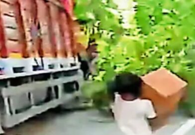 समस्तीपुर NH-28 पर अनियंत्रित होकर पेड़ से टकराया ट्रक,बिस्किट के डिब्बे लूटने की मची होड़