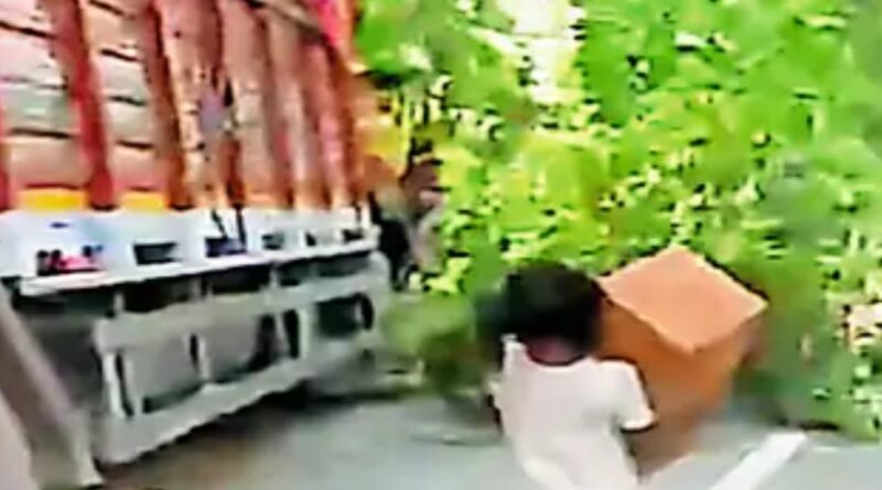 समस्तीपुर NH-28 पर अनियंत्रित होकर पेड़ से टकराया ट्रक,बिस्किट के डिब्बे लूटने की मची होड़