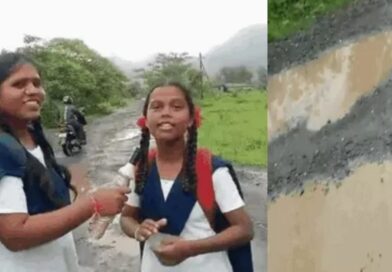 छात्राओं ने रिपोर्टर बनकर दिखाई बदहाल सड़क:छाते को माइक बनाकर बोली- सड़क और गड्ढों का पता नहीं चलता