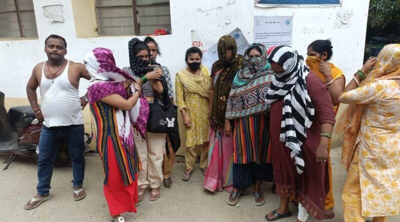ब्यूटी पार्लरों की आड़ में देहव्यापार का भंडाफोड़, नाबालिग बरामद, 11 महिलाएं हिरासत में