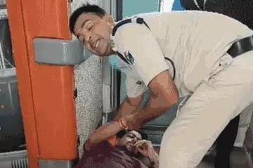गयाजी जंक्शन पर RPF जवान ने बचाई यात्री की जान:हार्ट अटैक से बेहोश हुए व्यक्ति को दिया CPR