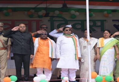 समस्तीपुर- पटेल मैदान में दामोदर रावत ने फहराया तिरंगा:डिग्री कॉलेज खुलने से लड़कियों को फायदा