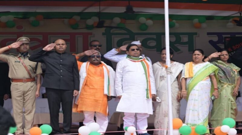 समस्तीपुर- पटेल मैदान में दामोदर रावत ने फहराया तिरंगा:डिग्री कॉलेज खुलने से लड़कियों को फायदा