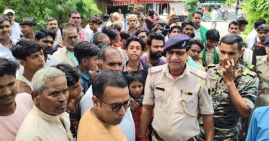विभूतिपुर में बाइक मिली लावारिस, खून के निशान का पीछा करते खेत पहुंचे तो मिला शव, सड़क जाम 