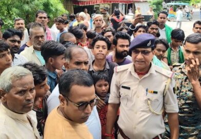 विभूतिपुर में बाइक मिली लावारिस, खून के निशान का पीछा करते खेत पहुंचे तो मिला शव, सड़क जाम 